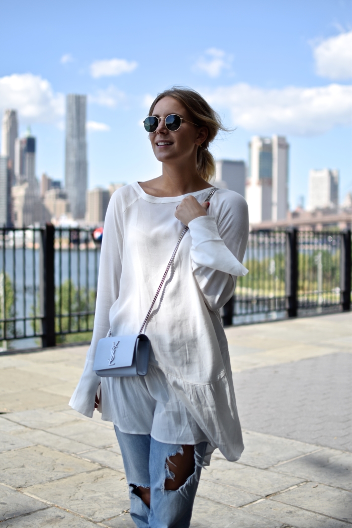 New York, white shirt, light blue bag