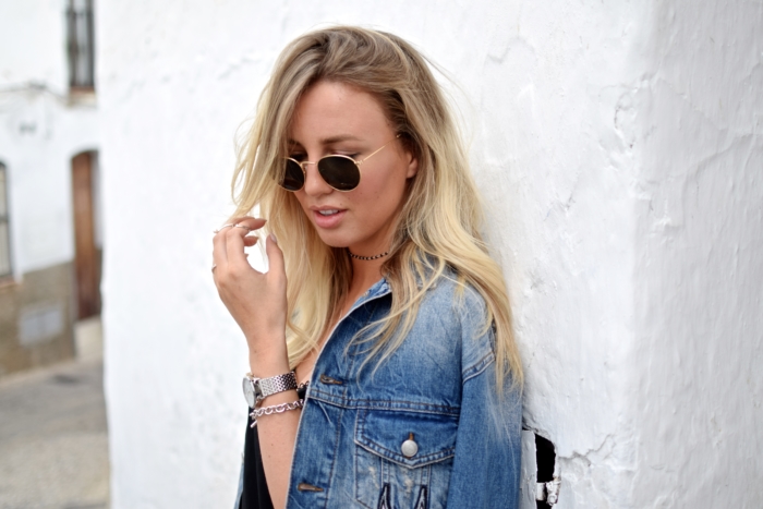 Sonnenbrille, Jeansjacke, blonde Haare