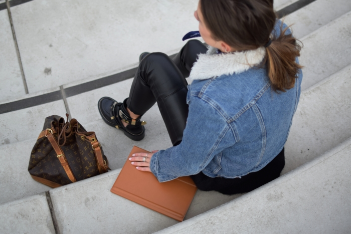 Jeansjacke mit Fellkragen, Louis Vuitton Tasche, Lederhose, MateBook