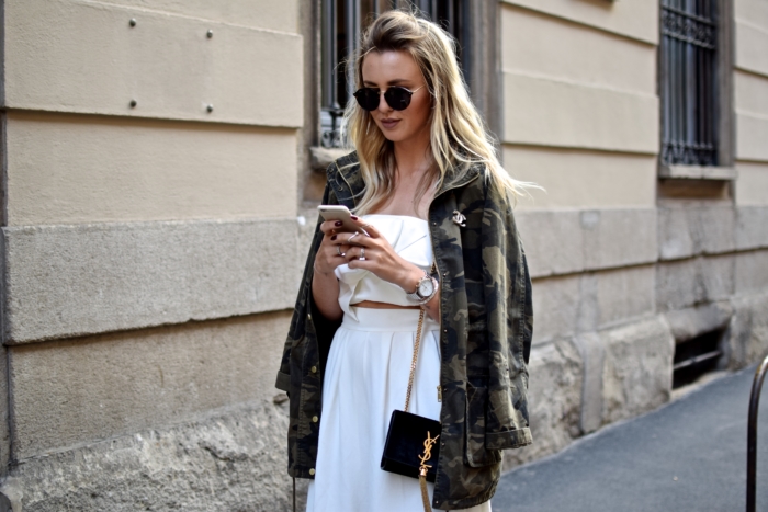 Camouflage Jacke, weißes Outfit, schwarze Handtasche, Sonnenbrille