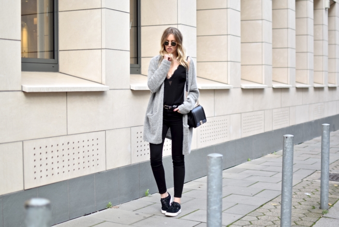 Langer Cardigan grau, Spitzentop schwarz, skinny Jeans, Sneakers