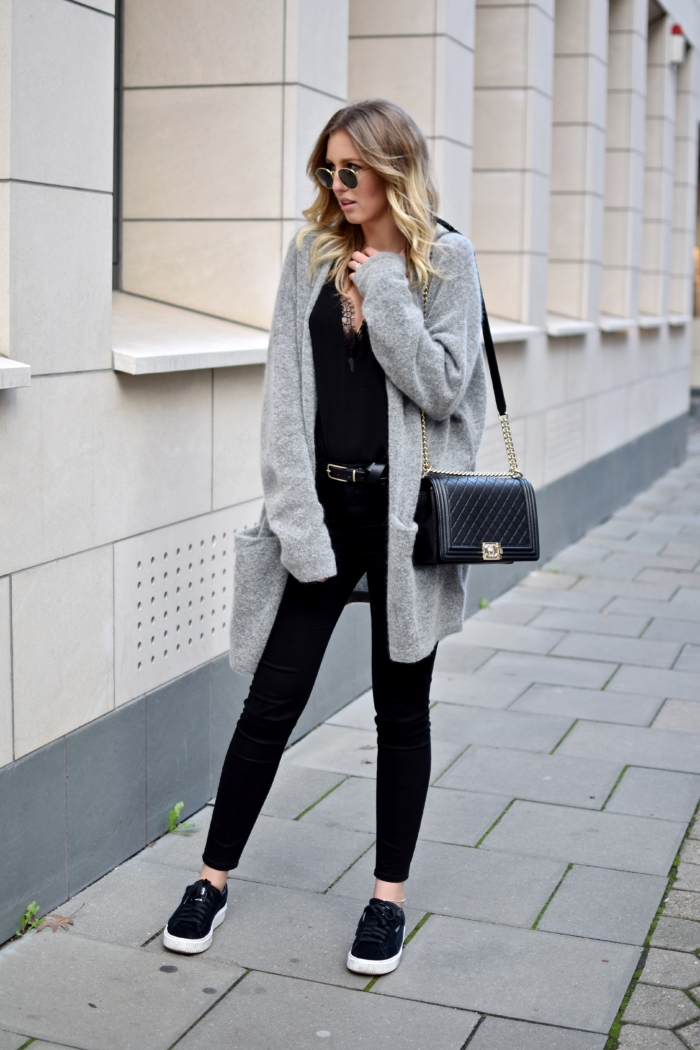 Cardigan lang, schwarze Hose, schwarze Sneakers