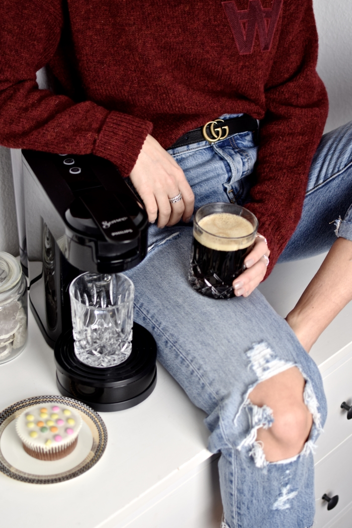 Senseo Kaffeemaschine, heißer Kaffee, Jeans, roter Pullover