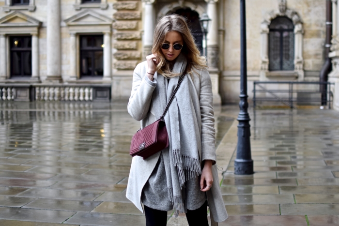 Mantel, Schal grau, dunkelrote Handtasche, Ray Ban Sonnenbrille