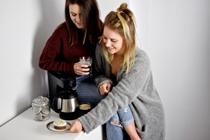 Kaffee und Kuchen mit Freunden, Filtermaschine, Kaffee Pads