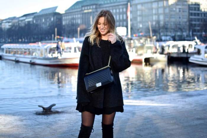 Hamburg, port, black sweater, black handbag