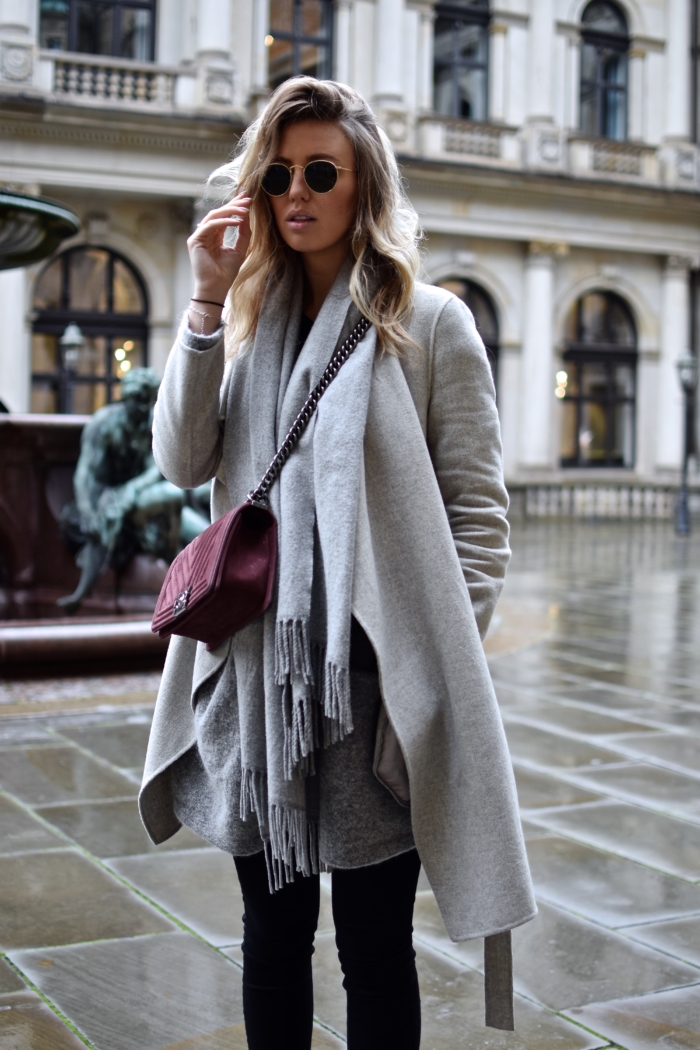 Sonnenbrille, Acne Schal, rote Tasche, grauer Mantel