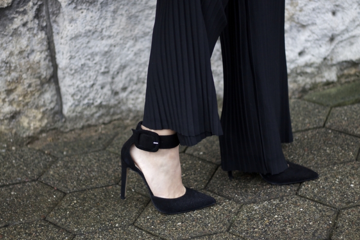 black pointed pumps