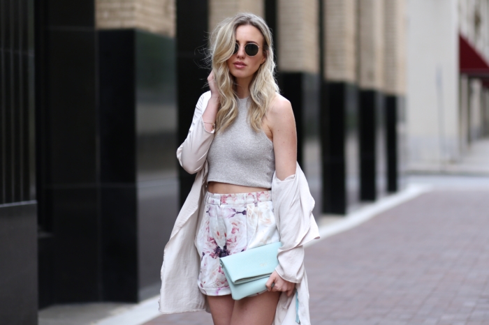 Crop Top, geblümte Shorts, heller Cardigan