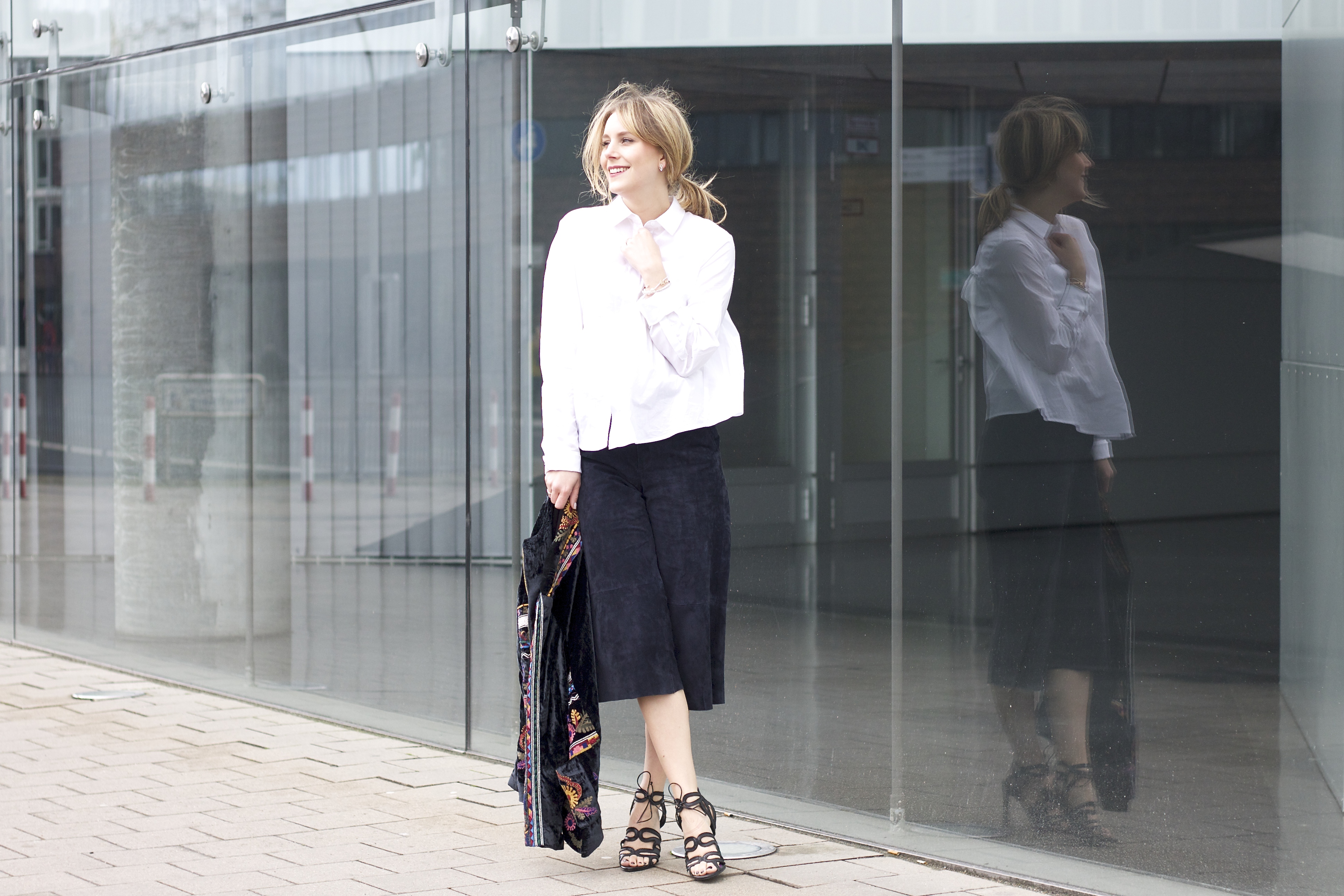 Outfit in blue and white