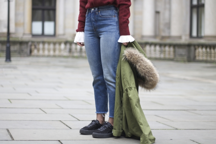 Parka olivgrün, Fellkapuze, Jeans, schwarze Sneaker