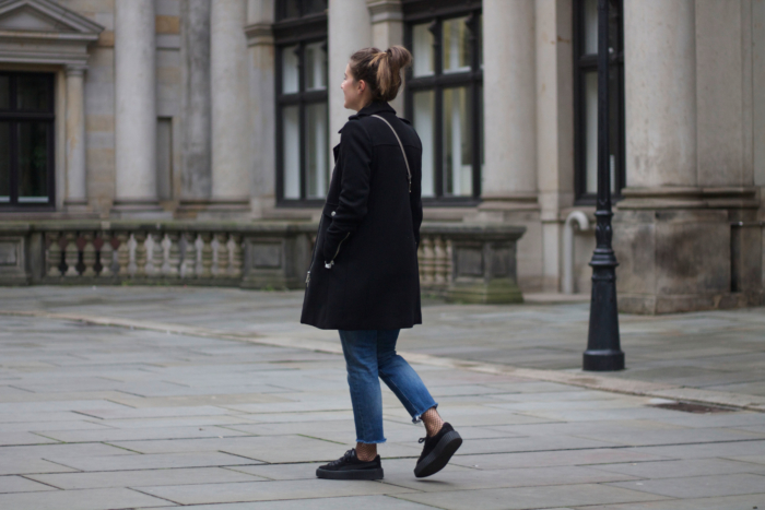 Fall Balack coat, Levis jeans, black Puma sneakers