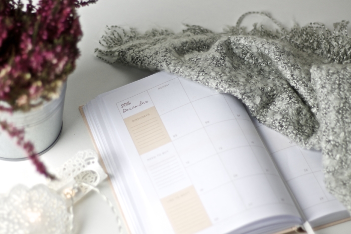 Kalender, Buch, graue Decke