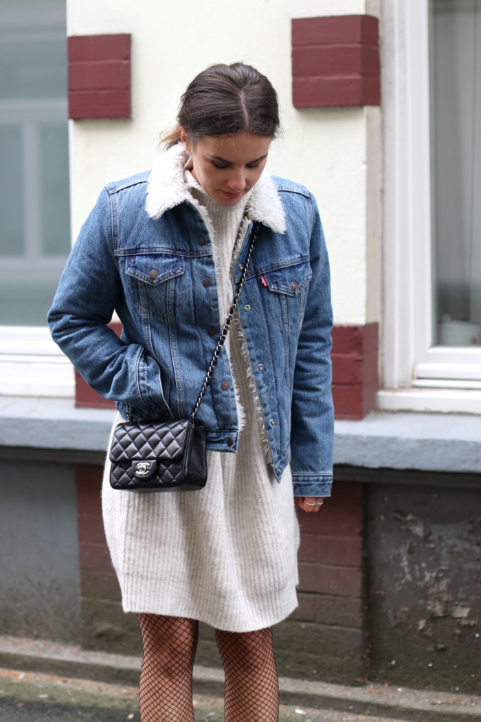 Jeansjacket with teddy collar, knitted beige dress, gucci bag