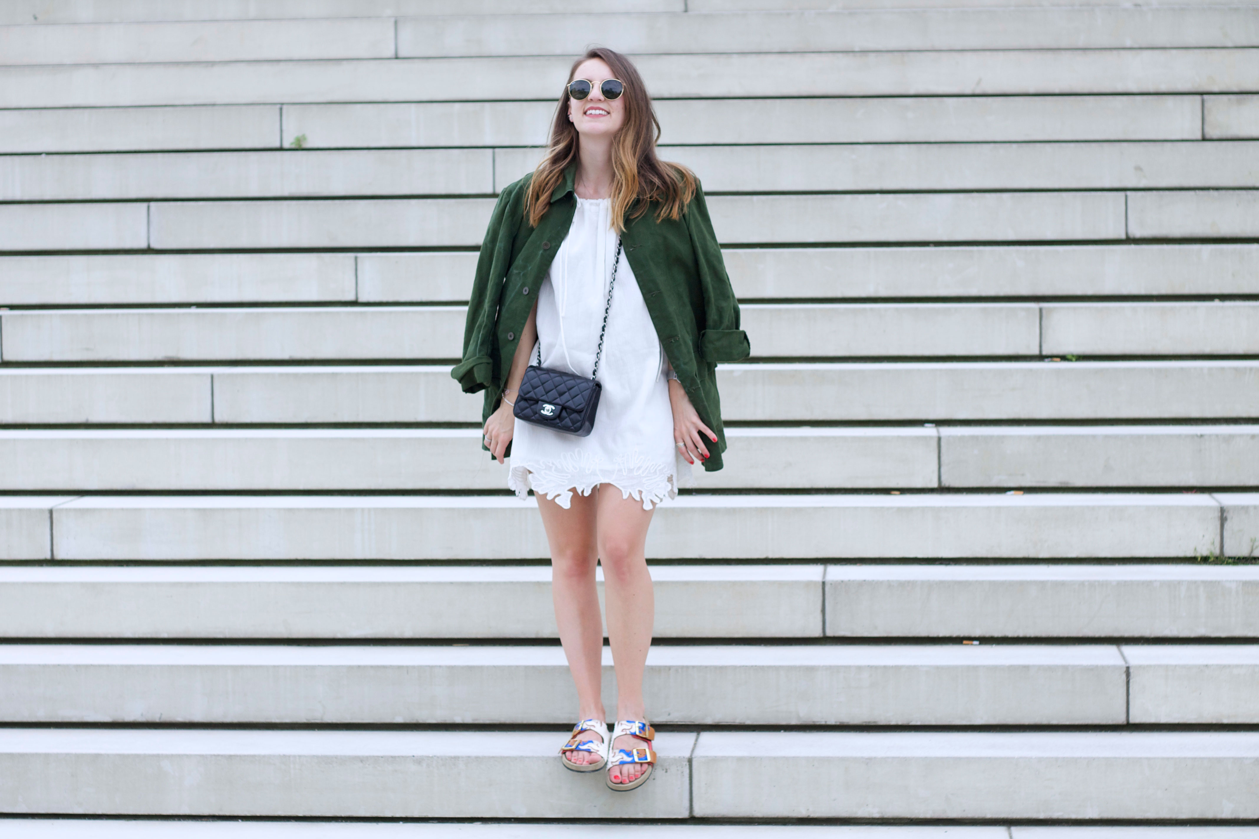 Camel Coat, weißes Kleid 