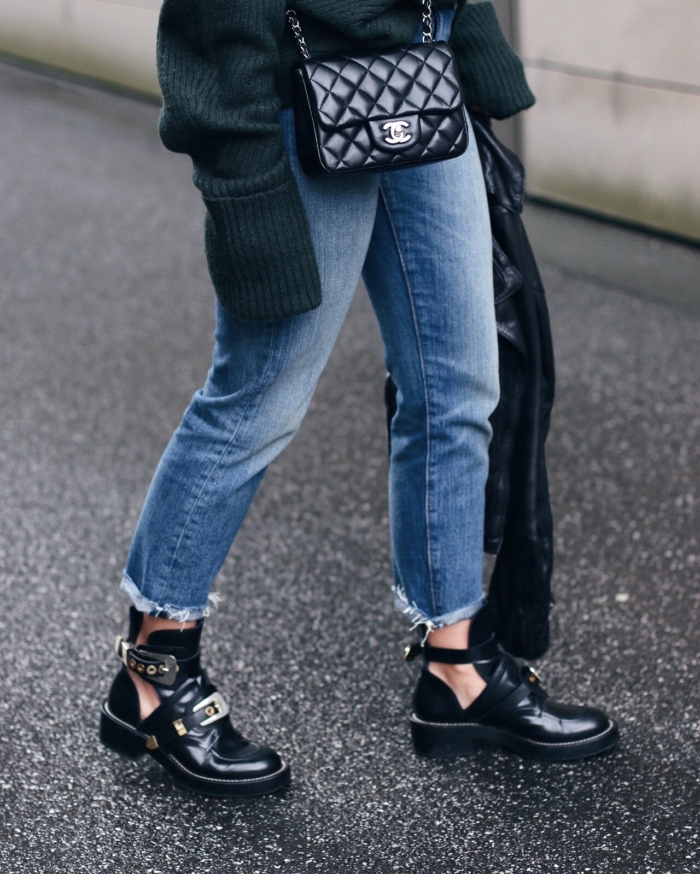 Boyfriend Jeans, schwarze Boots, Chanel Tasche