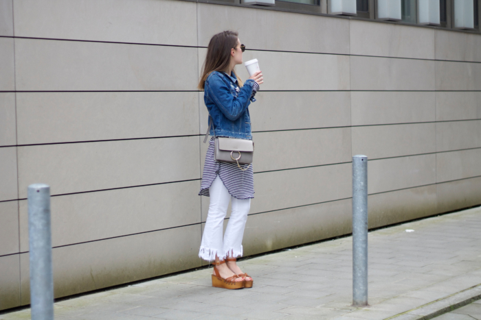 Hamburg, Latte Macchiato, Jeansjacke, weiße Hose