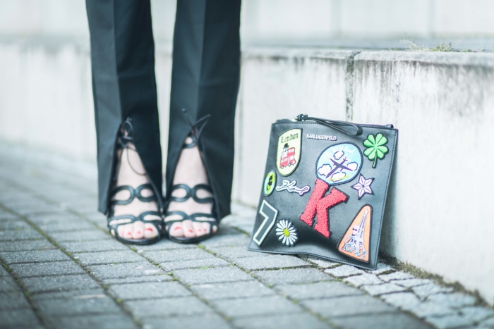 High Heels und Clutch