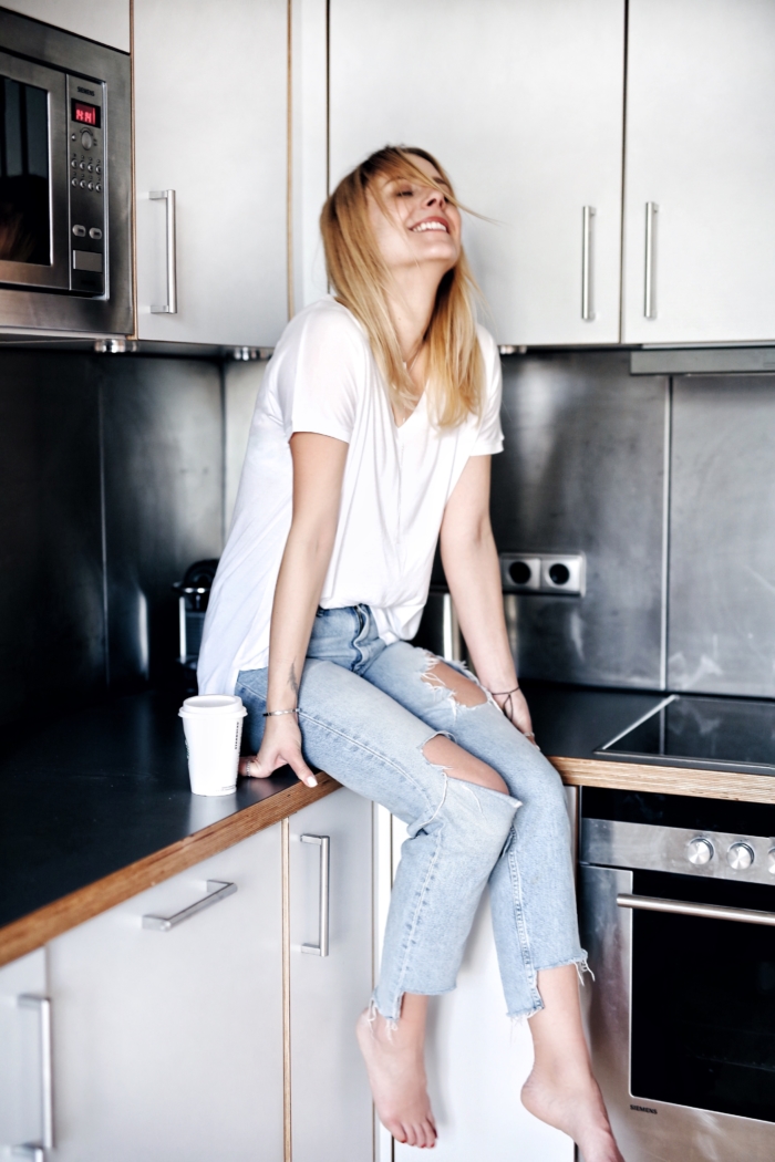 Apartment, Küche, weißes Shirt, Jeans