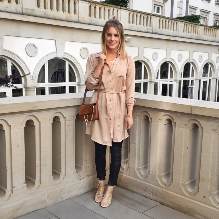 Villa Kennedy, Terasse, Altbau, Trenchcoat, schwarze Hose, Handtasche