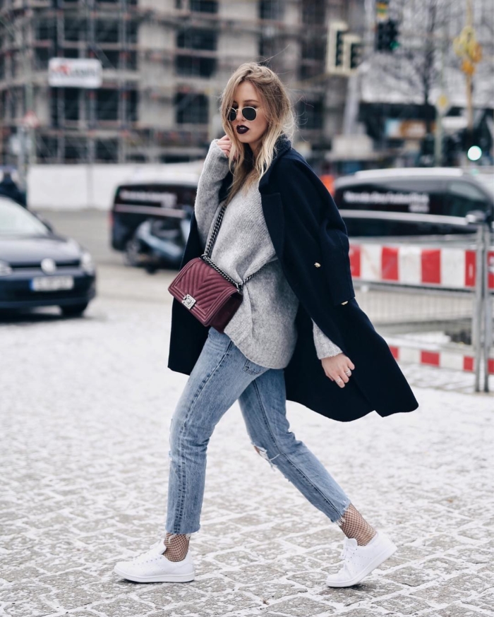 grauer Pullover, Chanel Handtasche, Wollmantel, Jeans, Sneaker