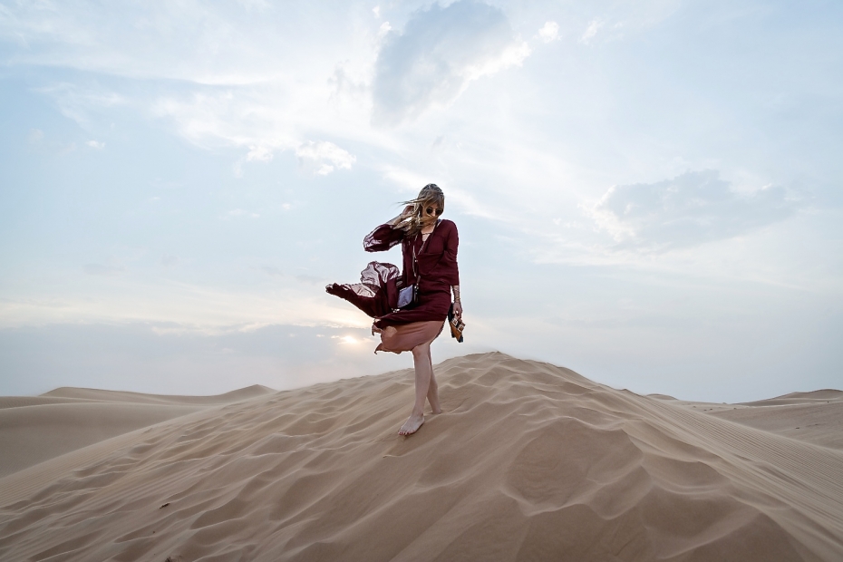 Outfit in der Wüste Dubais