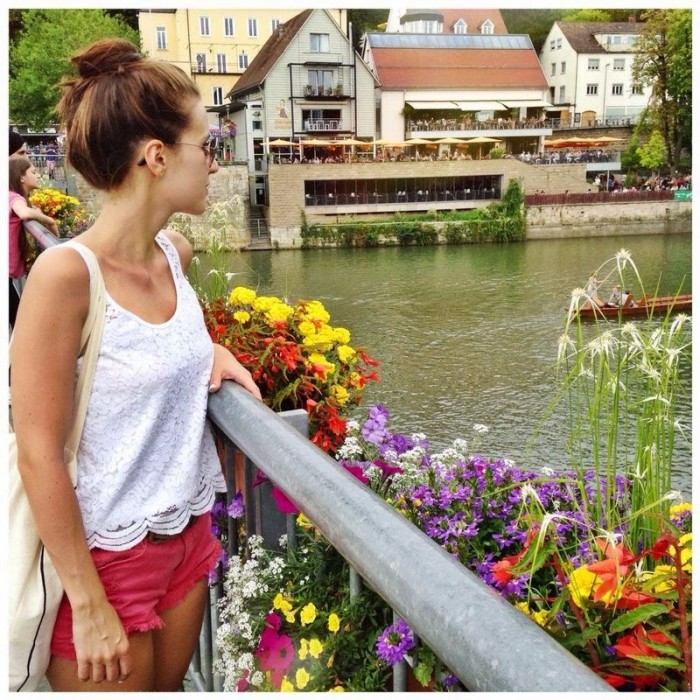 Weißes Top mit pinker Hose