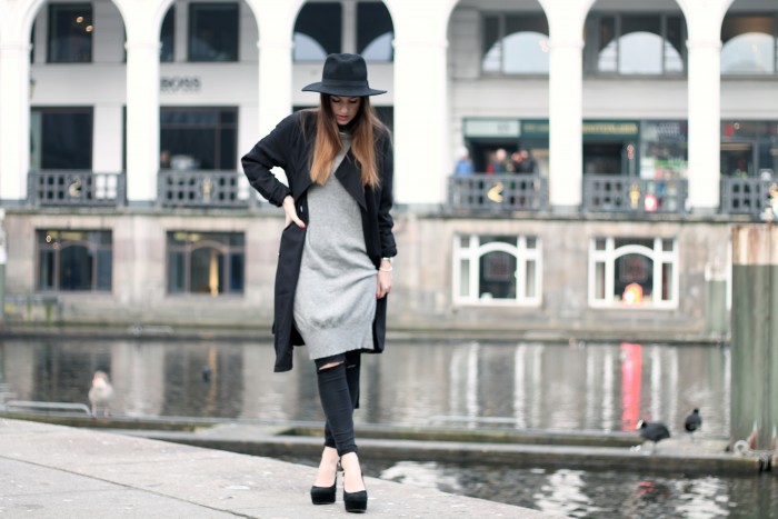Mantel, Jeans und Hut von H&M kombiniert mit grauem Pullover von Object