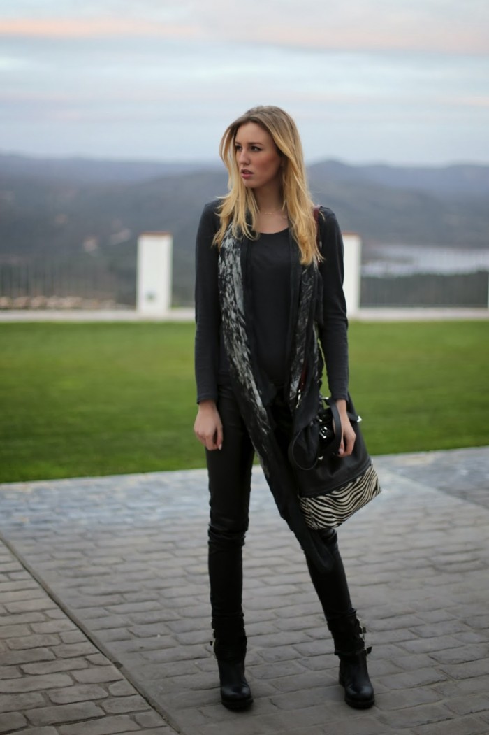 Graues H&M Top mit Michael Stars Schal und Paula Franco Tasche