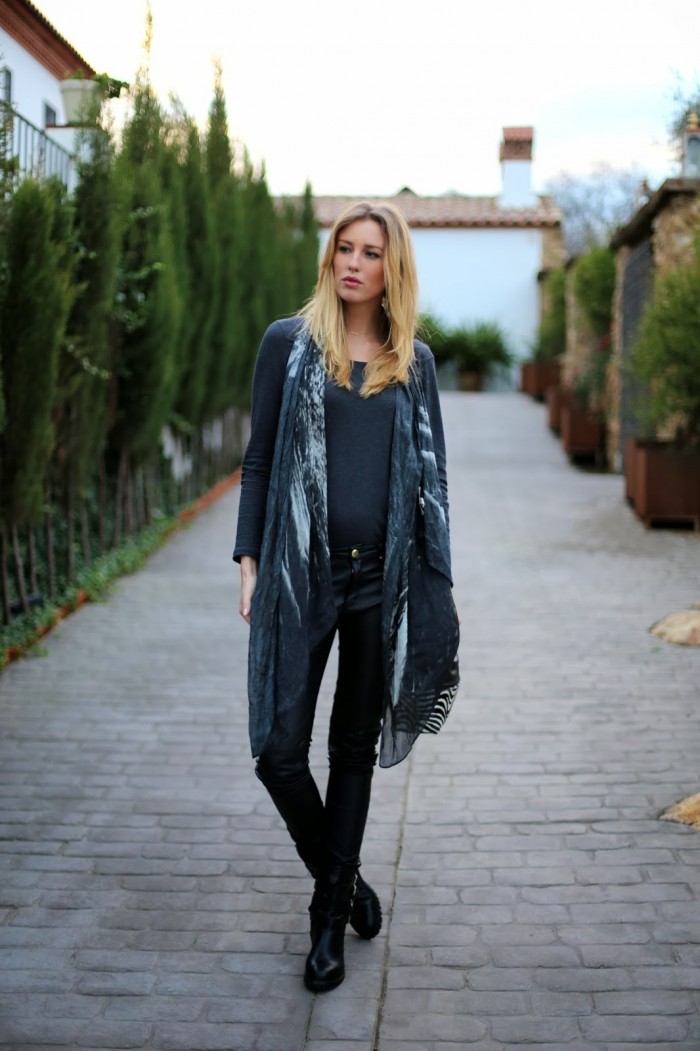 Graues Top mit gemustertem Schal und schwarzer Hose