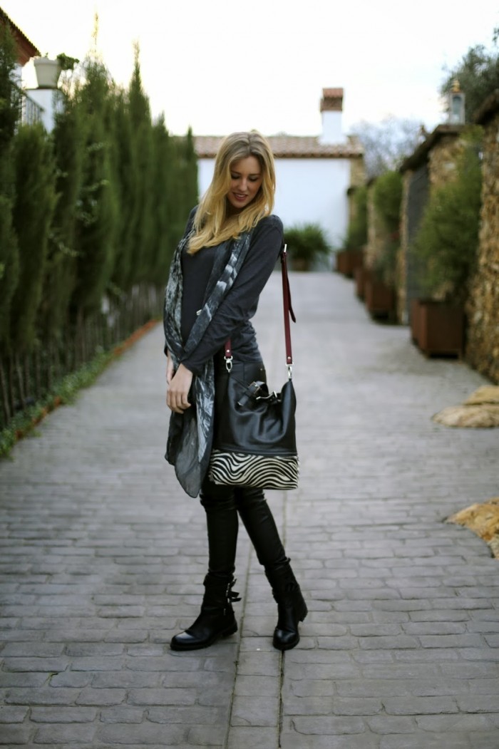 Grey Top and black Pants by H&M, grey patterned scarf by Michael Stars, black Bag by Paula Franco and black Boots by Zara