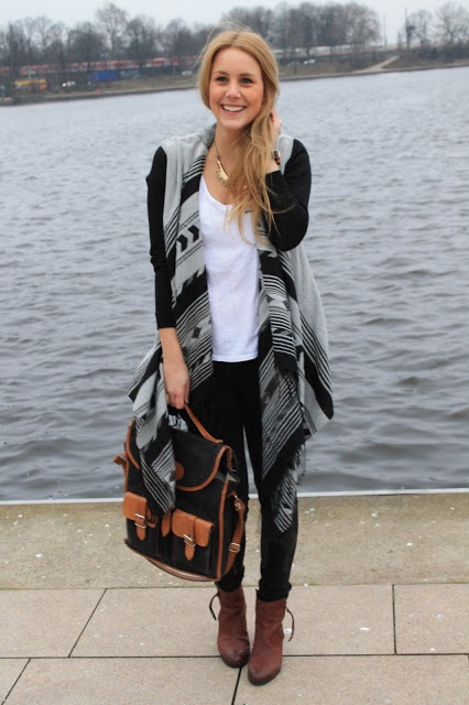 Selbstgenähter schwarzgrau gemusterter Cardigan zu schwarzer Hose von H&M und braunen Tassel Boots von Görtz