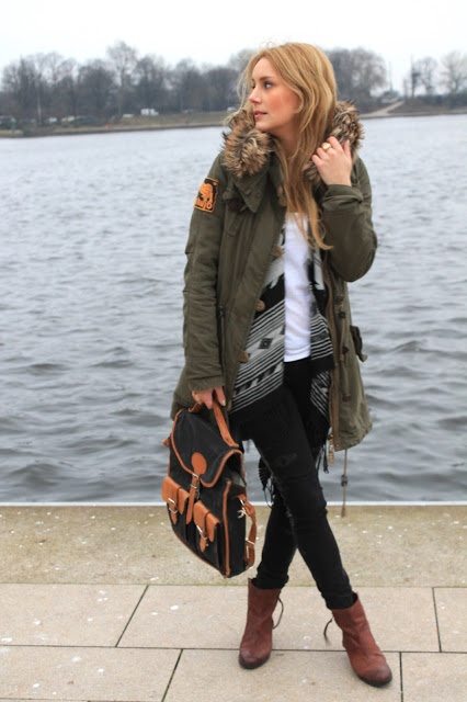 Parka kombiniert zu schwarzer Hose und braunen Tassel Boots