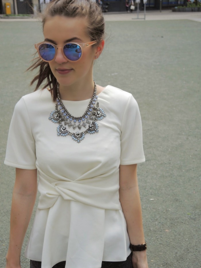 Weißes Top von Asos mit Kette von Zara und Sonnenbriille von Le Specs
