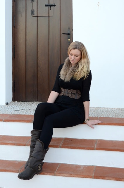 schwarzes Gina Tricot Top, schwarze H&M-Leggings, braune Zara Boots, brauner Zara Gürtel