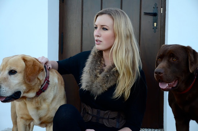 Blondes Model in schwarzem Top und Fell