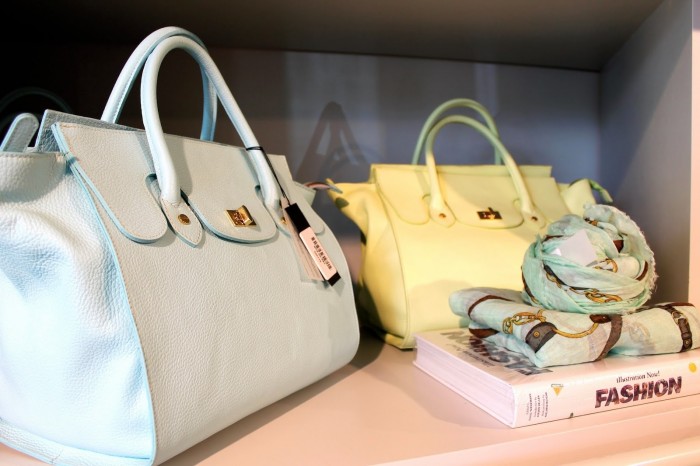 Gelbe und hellblaue Handtasche