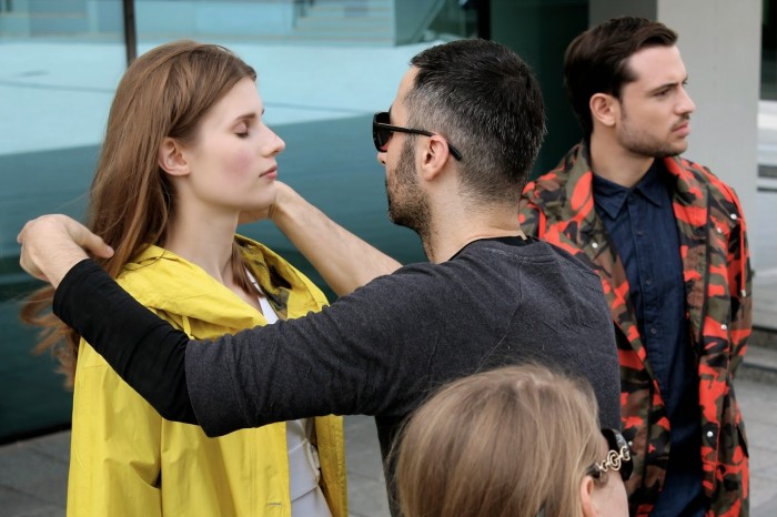 Männliches Model mit roter Camouflagejacke und weibleiches Model mit gelber Jacke