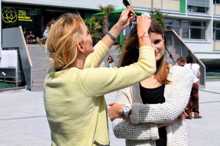 Weibliches Model wird für den Shoot gestylt