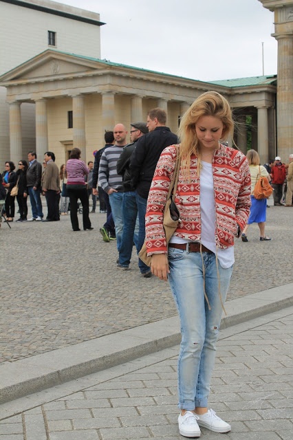 Rot gemusterte Jacke von Primark mit heller Jeans von Zara Trf