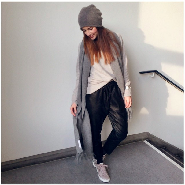Schwarze Hose und graue Sneaker