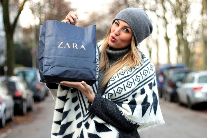 black friday shopping fashion blogger blonde azteken poncho