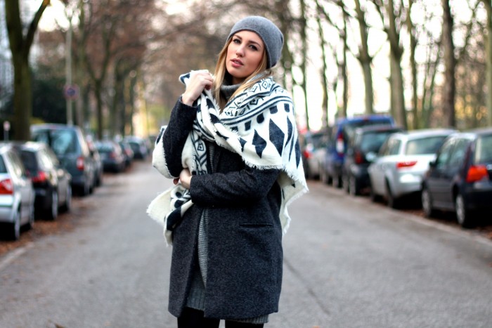 streetstyle fashion blogger grauer mantel azteken schal