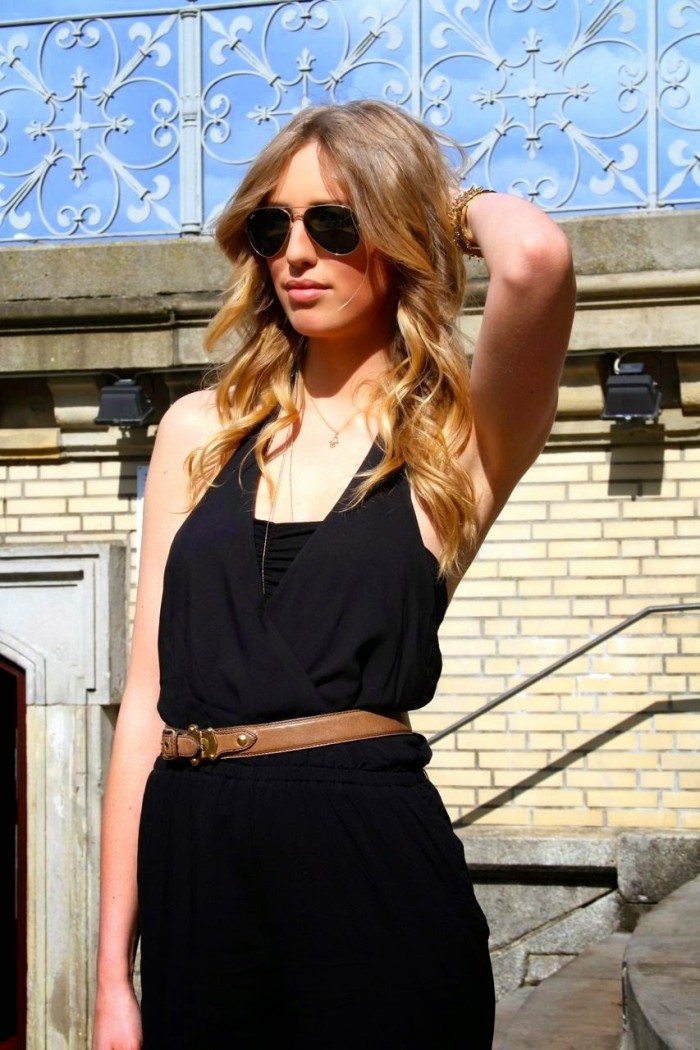 Schwarzer Jumpsuit mit braunem Gürtel