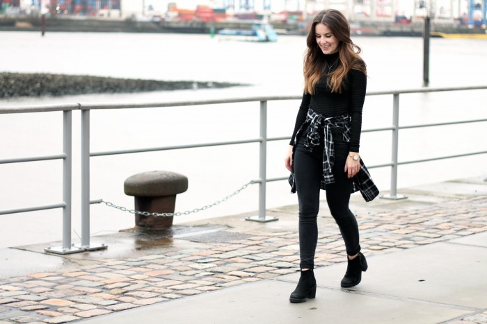 Schwarzes Top mit schwarzer Hose