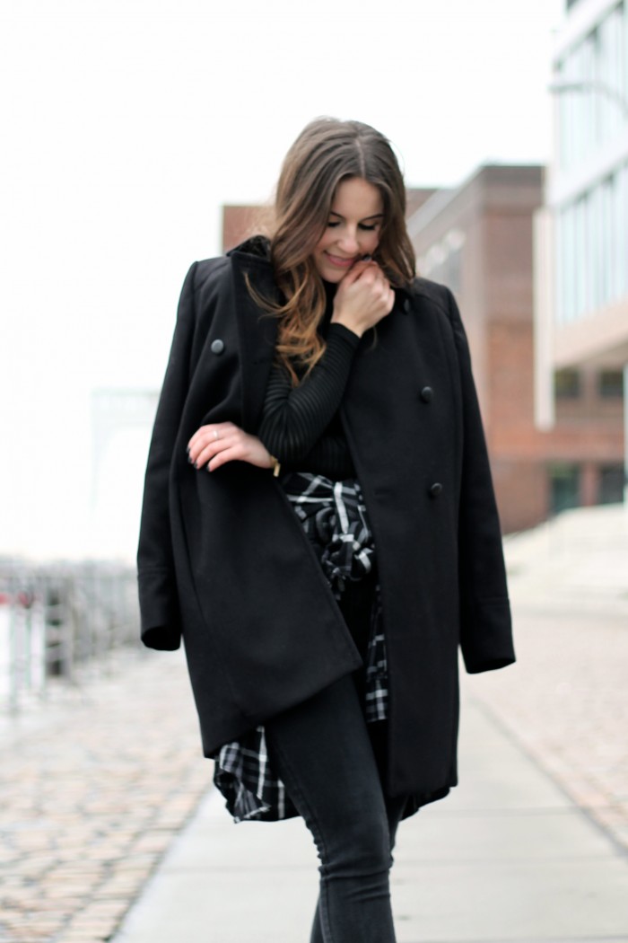 Schwarzer Mantel von Mango