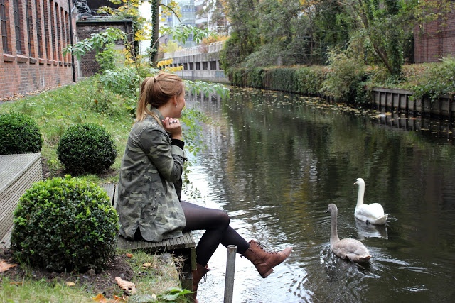 Model mit Camouflageprint Jacke von Zara