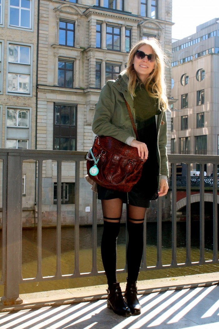 Blondes Model mit brauner Tasche