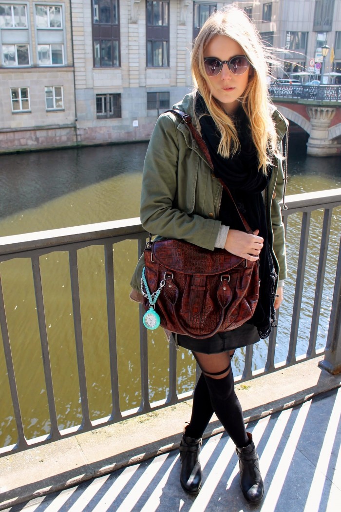 Khakifarbene Jacke zu brauner Tasche