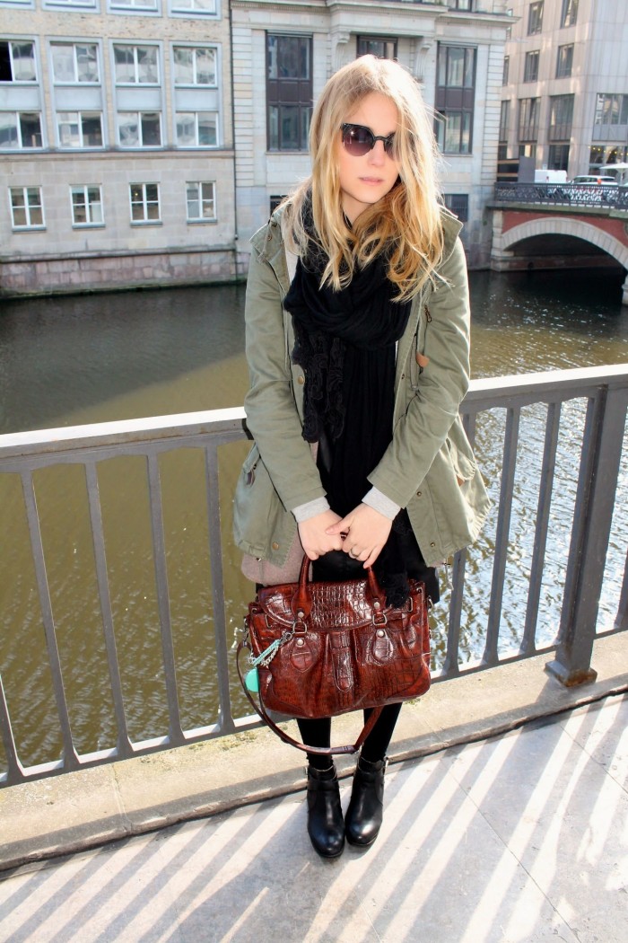 Model in khakifarbener Jacke